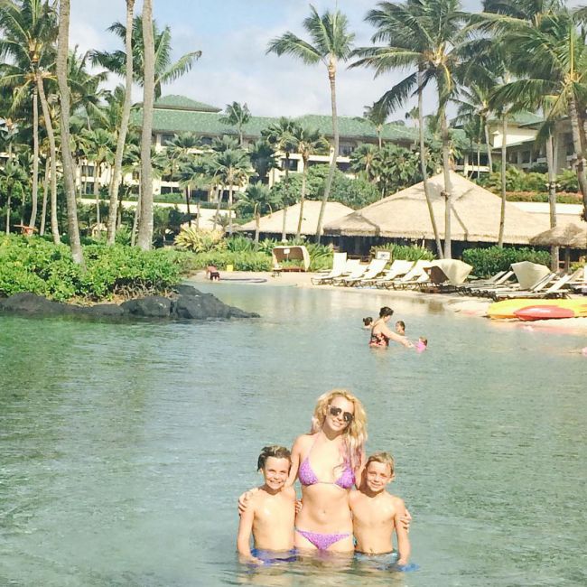 Britney Spears Shows Her Flexibility While Doing Splits In Hawaii