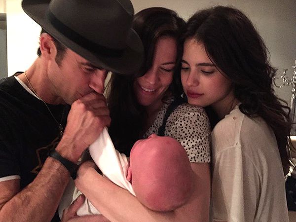 Justin Theroux kisses Hand of Liv Tyler's Baby