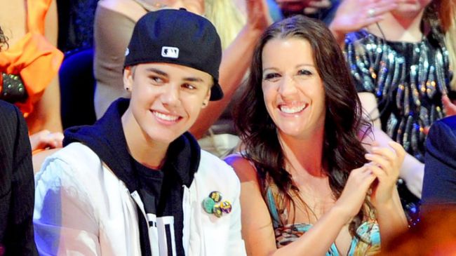 A Sweet Reunite of Justin Bieber and His Mom during Pedicures