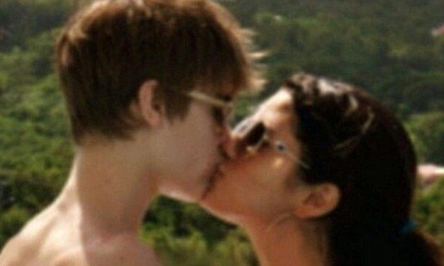 Throwback Pic of Justin Bieber Kissing Selena Gomez