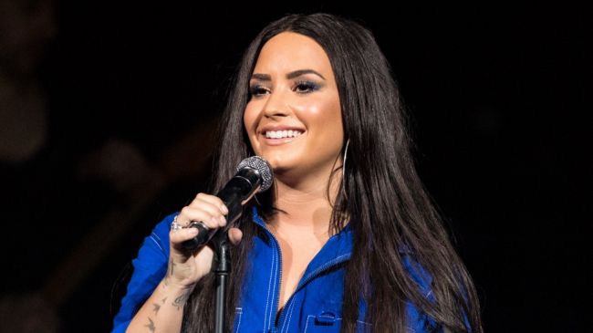 Demi Lovato Aked To Gues Who Broke Her Leg In Bali