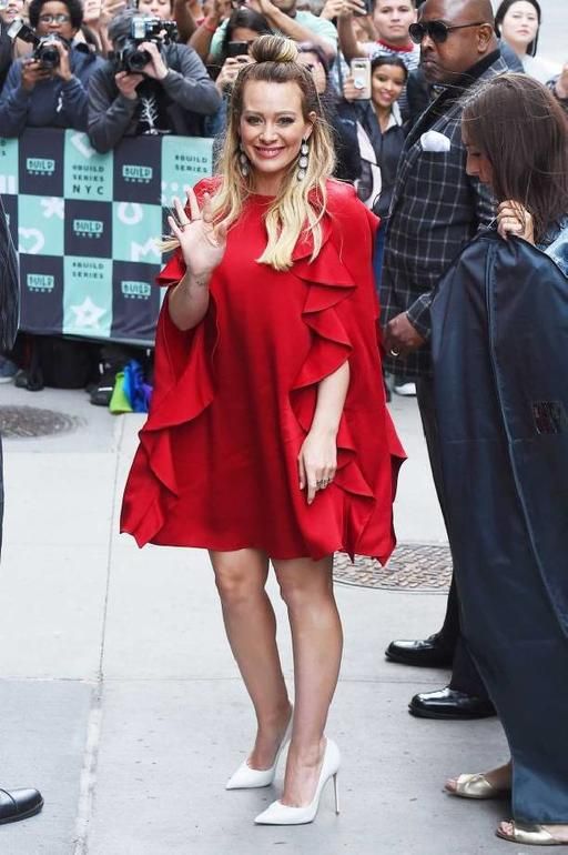 Paparazzi shoot the slender legs of a pregnant Hilary Duff