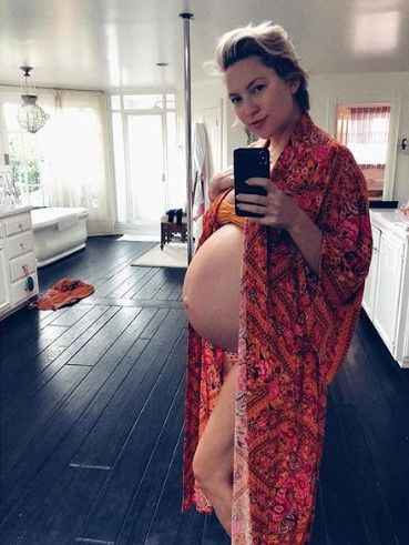 Kate Hudson showed a large pregnant belly