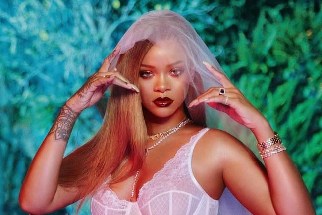 Rihanna showed how to apply makeup properly (VIDEO)