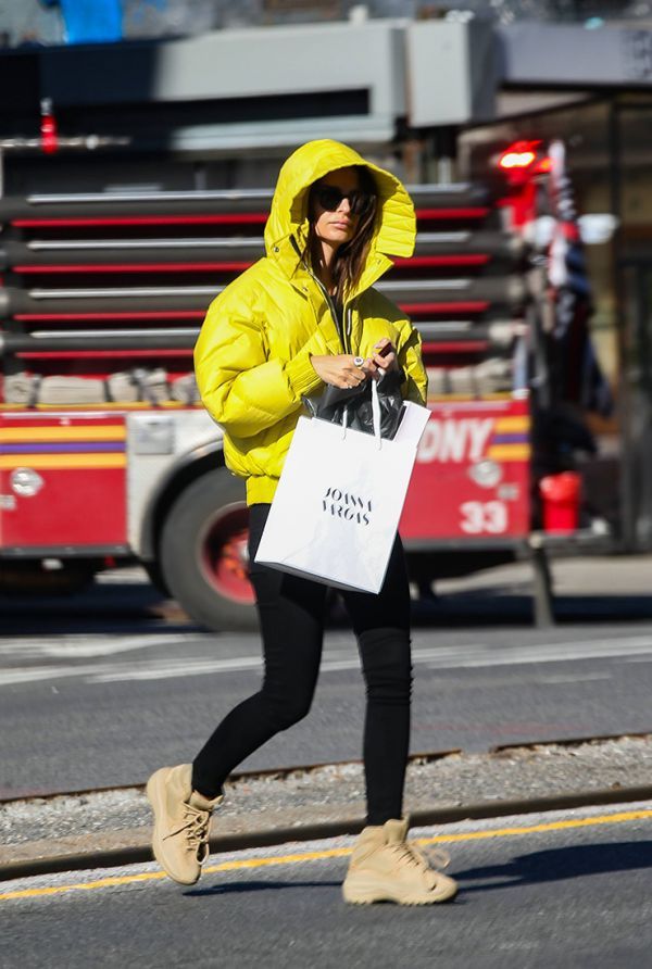Emily Ratajkowski tried to hide from the fans in a feather coat