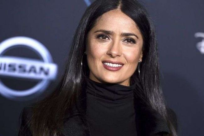 Salma Hayek in a swimsuit seductively posed underwater (VIDEO)