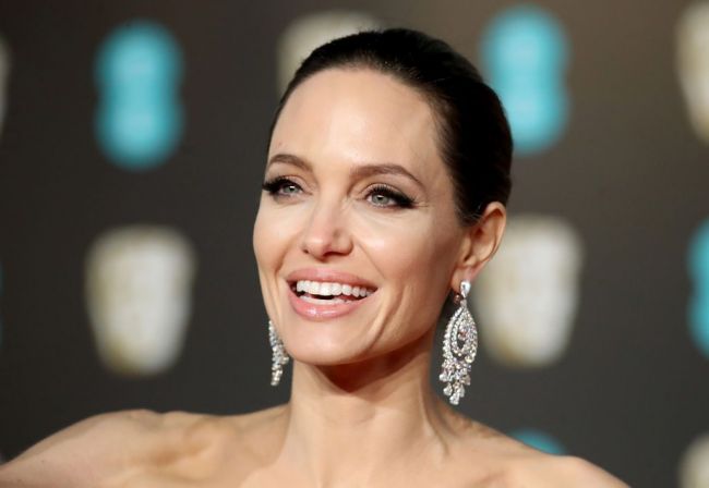Angelina Jolie gave children a boat trip