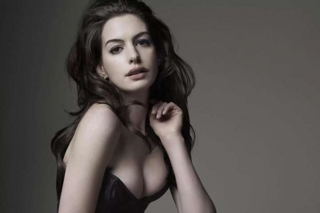 Anne Hathaway gave birth to a second child