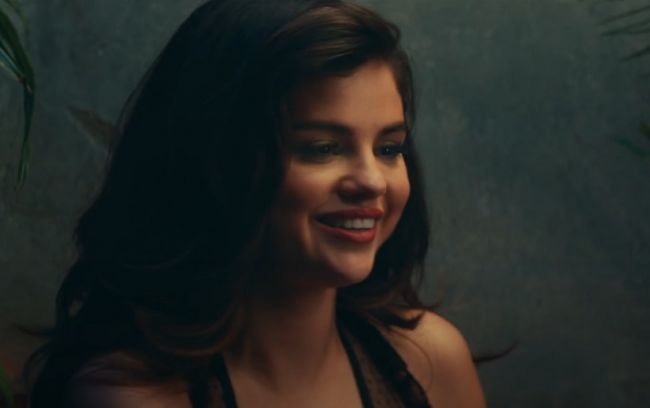 Selena Gomez in a new video turns men into frogs