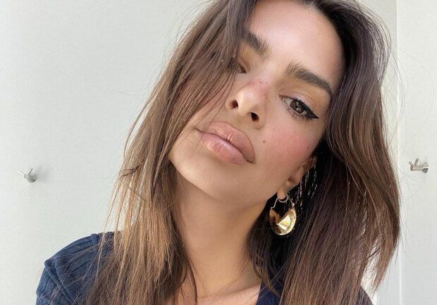 Emily Ratajkowski boasted a perfect waist in front of the mirror