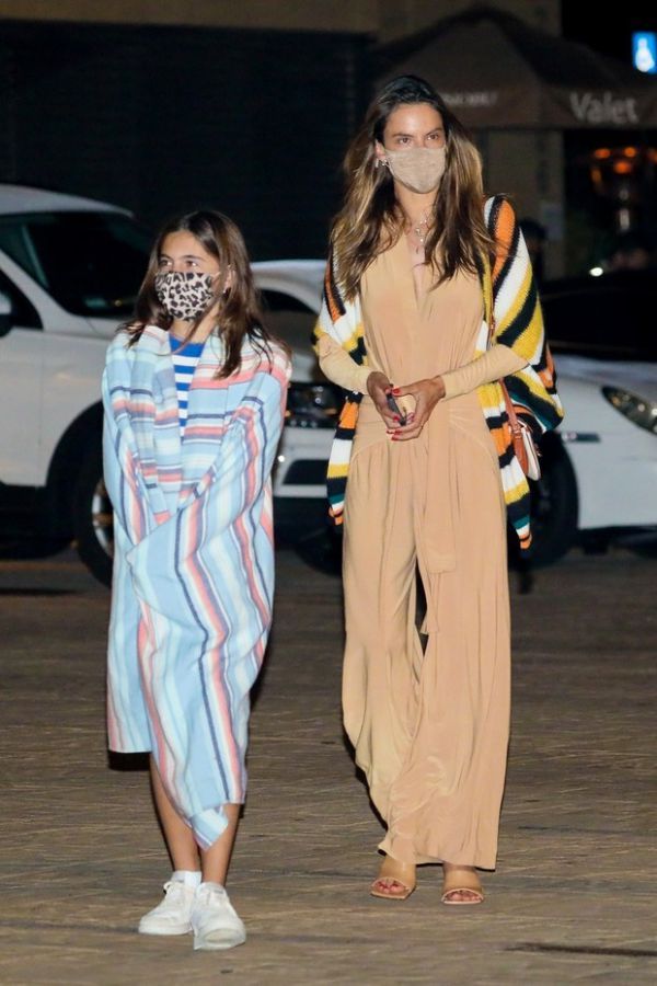 Alessandra Ambrosio had dinner with the children at the restaurant