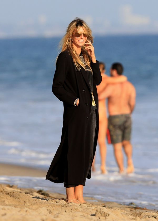 Heidi Klum in jeans, appeared on the beach