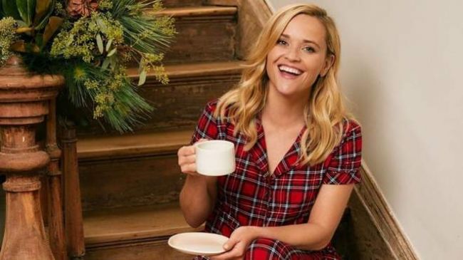 Reese Witherspoon admired the network with a New Year's photo near the Christmas tree