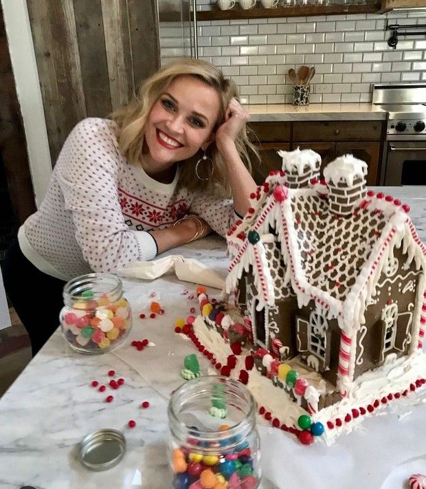 The most beautiful gingerbread house by Reese Witherspoon 