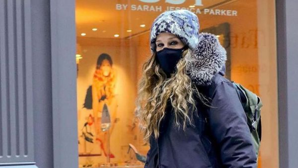Stylish Sarah Jessica Parker walking around in the warmest winter hat