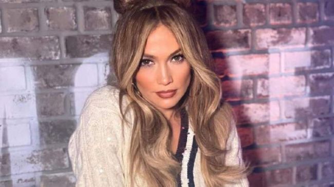 Jennifer Lopez has fueled rumors of an affair with Lenny Kravitz